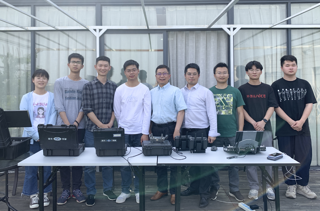 記者與公司小伙伴合影留念